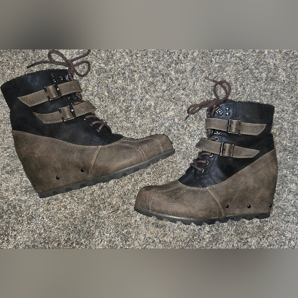 Not Rated Hermione Wedge Boot By The Buckle Womens Size 8.5 Black And Brown - Picture 8 of 12